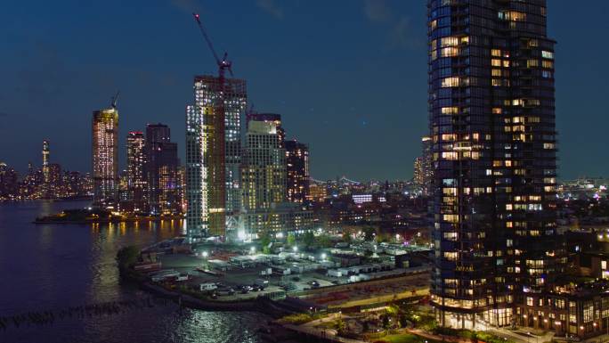 布鲁克林绿点（Greenpoint）和皇后区（Hunters Point）海滨新建豪华公寓大楼的夜景