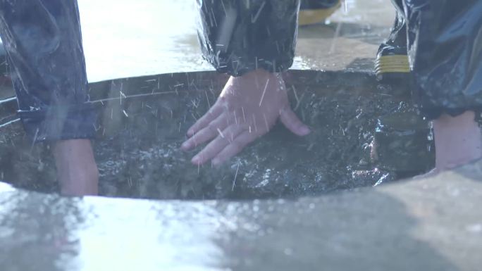 雨中抢修下水道救援行动暴雨清理沙井盖垃圾