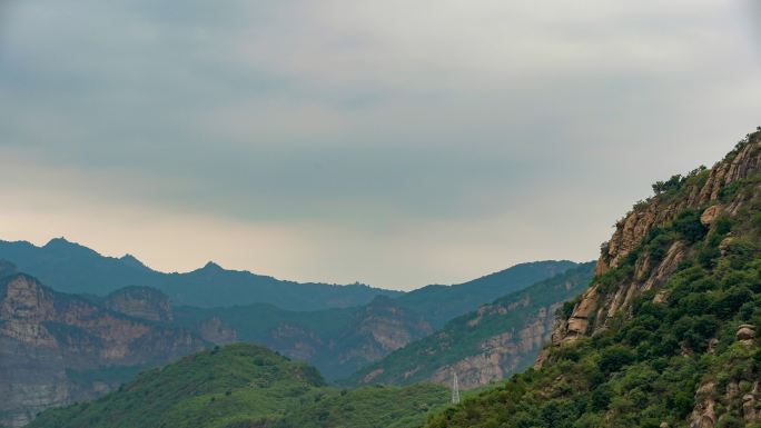 山区雨前水墨山水画延时