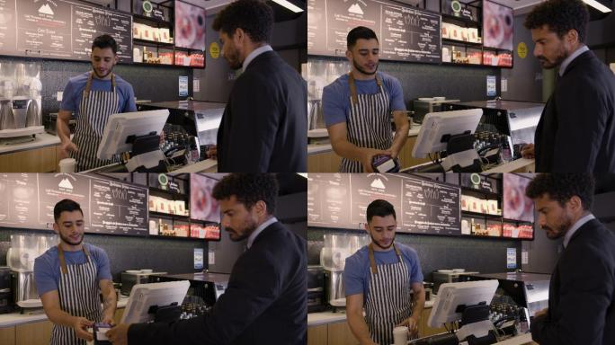 一位咖啡店的商人点了一杯咖啡，友好的服务员拿着信用卡读卡器付款，递给他咖啡