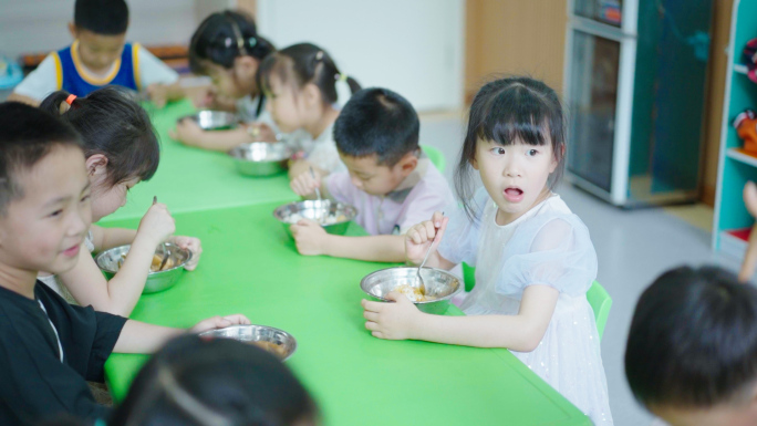 学校食堂幼儿园小朋友吃饭