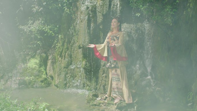 瀑布前的藏族女子
