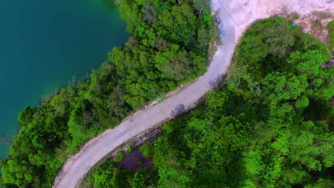 羊肠小道蜿蜒曲折崎岖的山路临湖山路