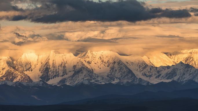 【4K正版】贡嘎雪山日照金山云雾缭绕延时