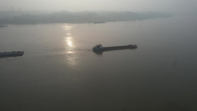 清晨江面上的运输船运砂船-湘江