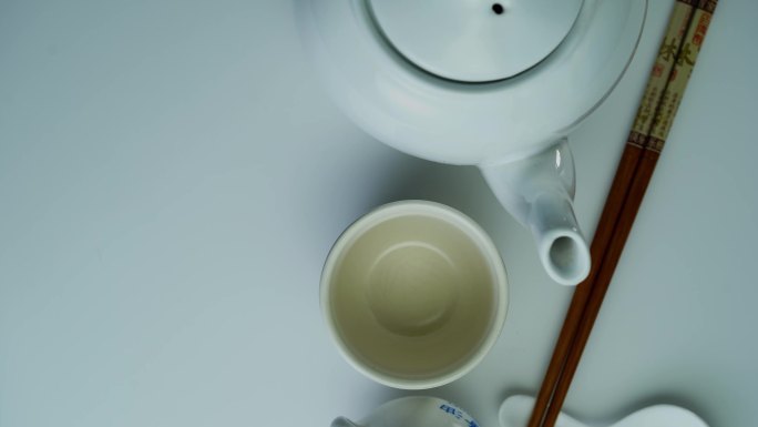 带茶杯和筷子的茶壶的高角度视图