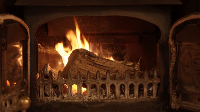 木材在木炉中燃烧篝火火苗烧水加热刚才烈火