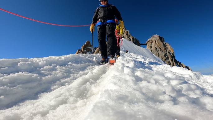 攀登欧洲阿尔卑斯雪峰的高级登山队。腿部特写