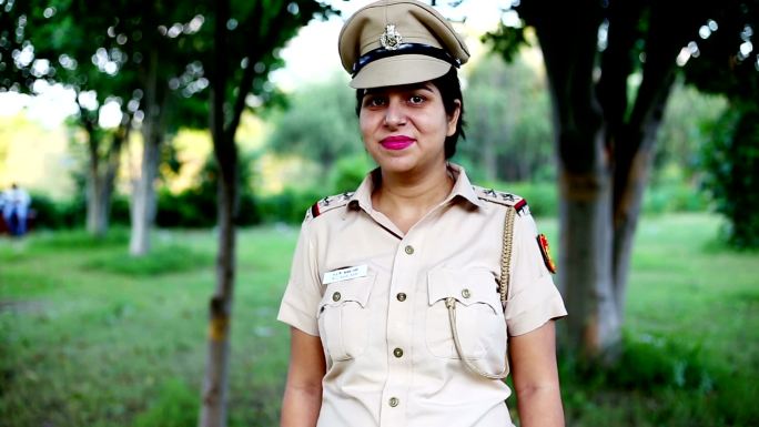 年轻女性印度警官印度警察