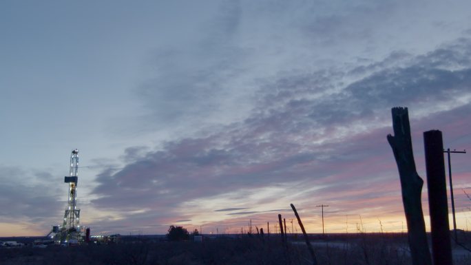 黎明或黄昏时分，在得克萨斯州西部或新墨西哥州东南部卡尔斯巴德附近的美国南部油田，手持水力压裂油气钻机