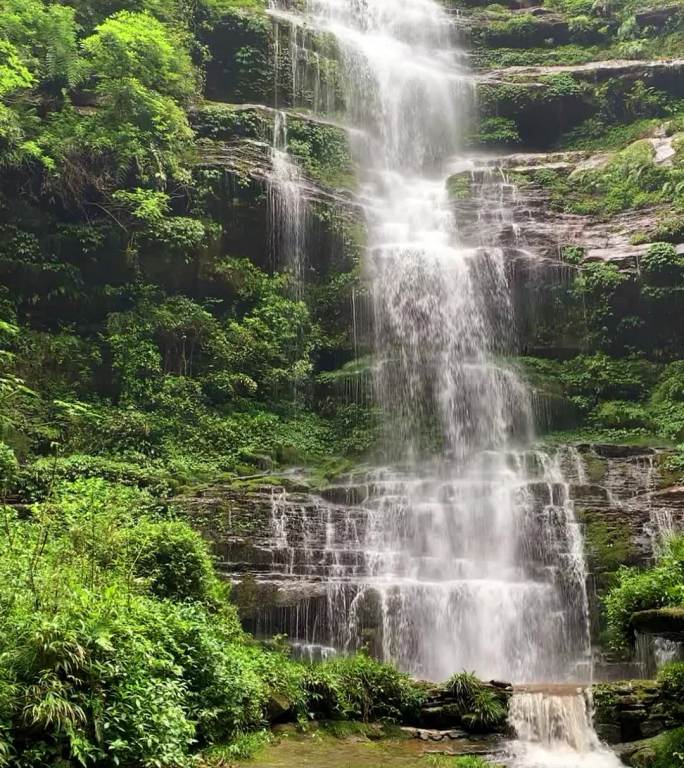 高山流水岩石瀑布生态青山绿水