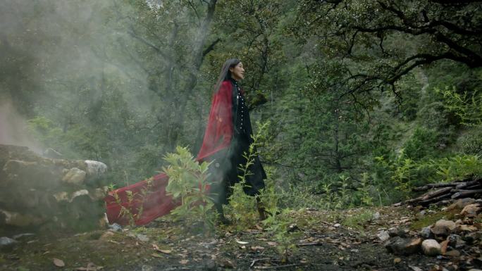 藏族女子行走在树林中