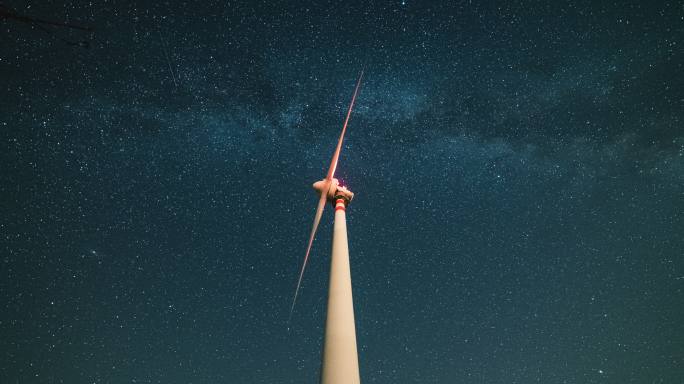 夜间星空下风力涡轮机的时间推移