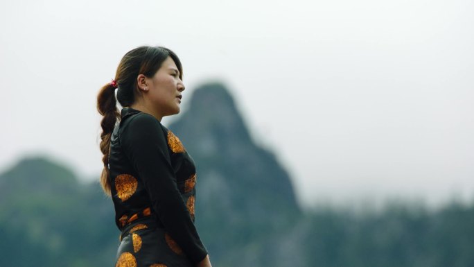 山间眺望的藏族女子