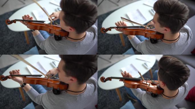 男小提琴家在家排练乐曲