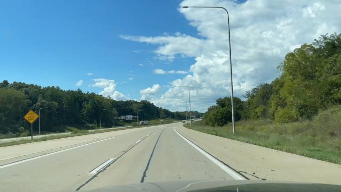 美丽的云景时间推移州际旅行中西部平原密苏里州和伊利诺伊州日间驾驶时间推移慢动作实时视频系列