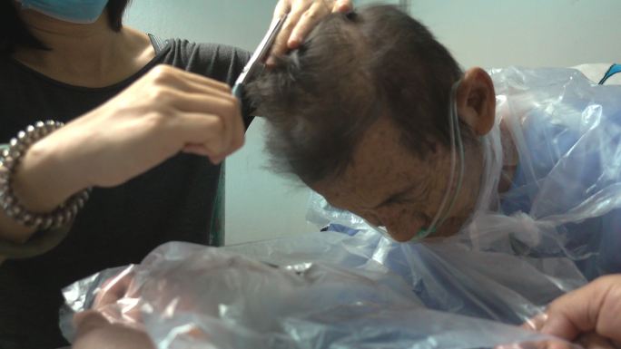 把头发剪到肺部病人的老人身上。