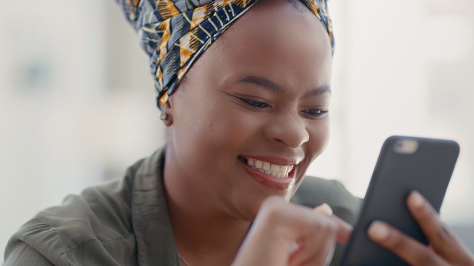 一位年轻女商人兴奋地使用智能手机的4k视频片段