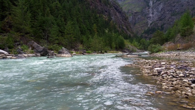 流经山脉的河流清澈探险冒险