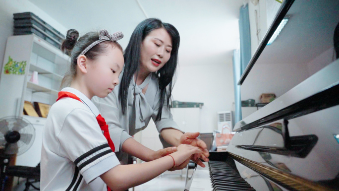 学钢琴弹钢琴的孩子