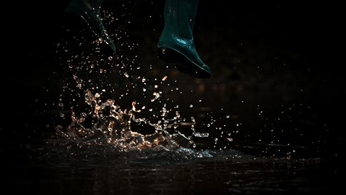 穿着雨靴的超级懒汉在泥泞的水坑里蹦蹦跳跳
