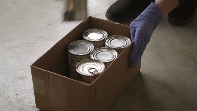 食品银行捐赠中心罐头铁罐子六罐一箱