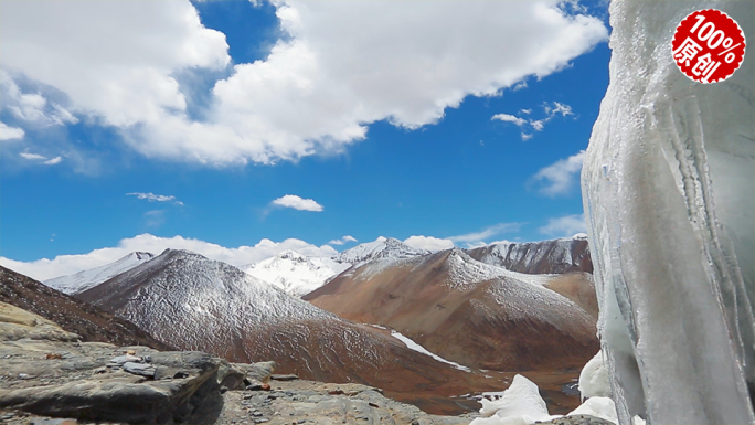西藏四月冰川源头峰顶的积雪开始融化