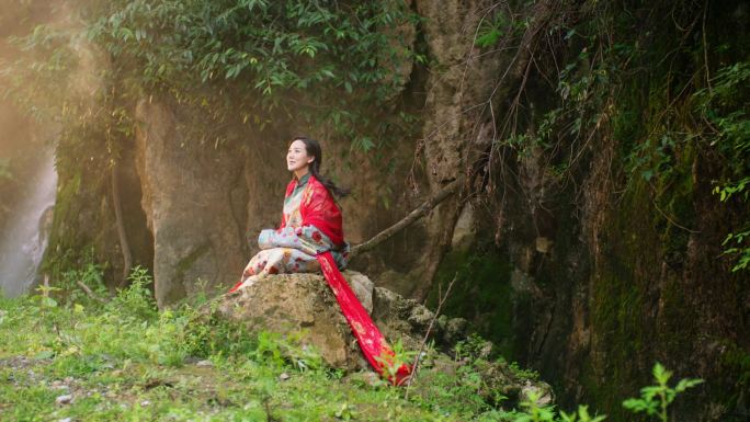 藏族女子石上静坐远望