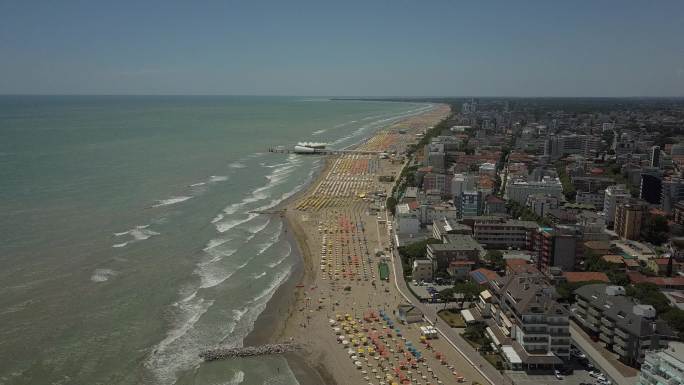 鸟瞰意大利沙滩和意大利海岸线度假胜地小镇。4K高质量无人机库存视频片段