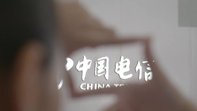 唯美顾客拍照手势看中国电信标志电信宣传片