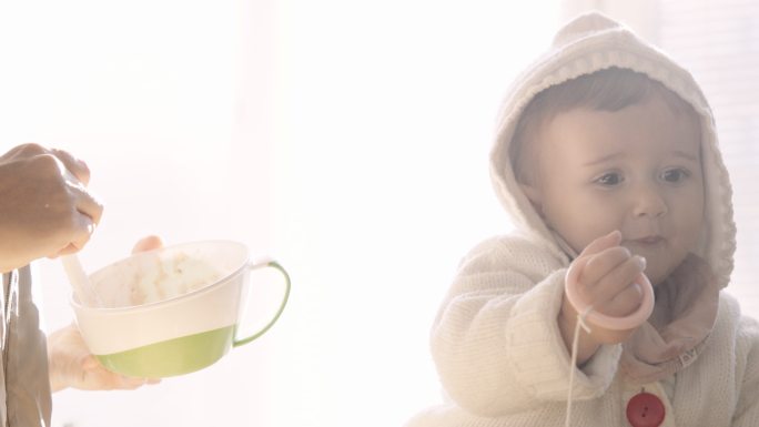 宝宝喜欢吃健康的酸奶水果泥。素食中的维生素和铁。