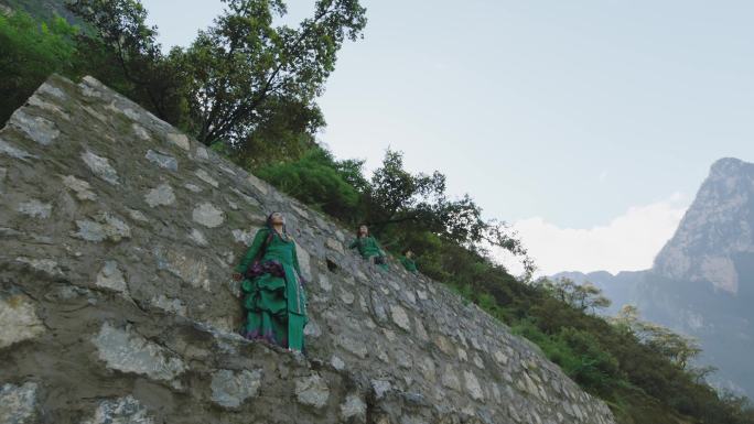 穿绿裙子的藏族女子