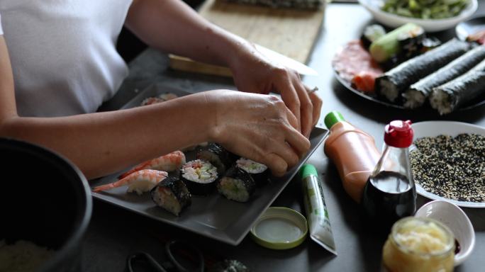 制作和布置美味的寿司盘，寿司卷种类很少