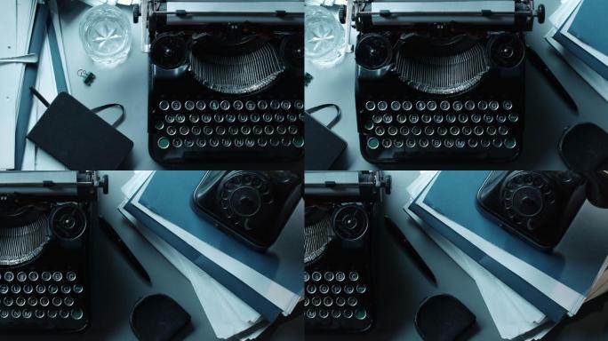 一台散乱的工作台上的DS旧打字机
