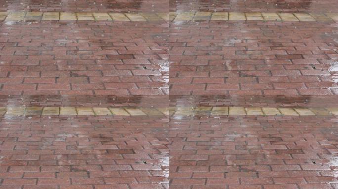 HDR视频素材雨滴在街道积水上的水泡涟漪