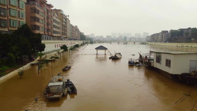 洪水过境城市河流洪峰洪水淹没道路水涨船高