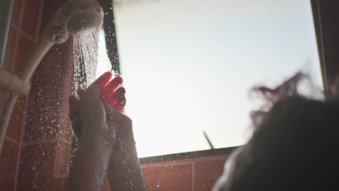 慢镜头晨曦背光浴室亚裔中国女性用自来水洗手