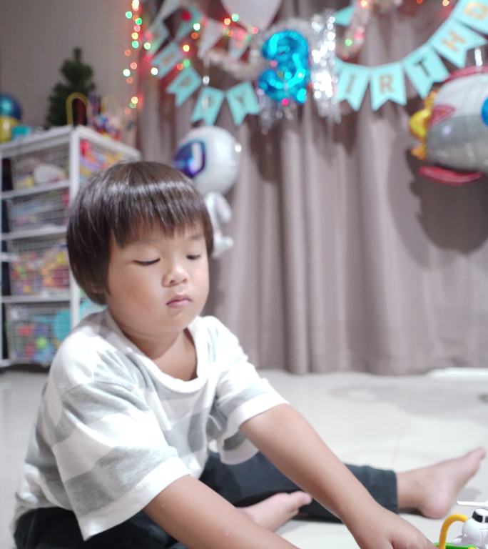 小男孩在家客厅的地板上玩玩具