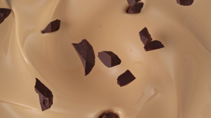 在冰淇淋混合物中加入巧克力片