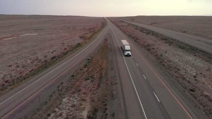 I-70上，半卡车在美国西部犹他沙漠的公路上行驶