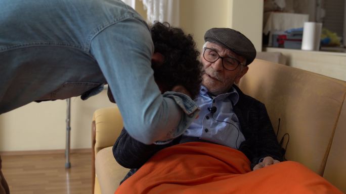土耳其家庭亲吻老爷爷的手庆祝开斋节的视频