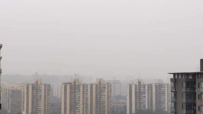城市阴天空云层阴云密布雾霾延时摄影空镜