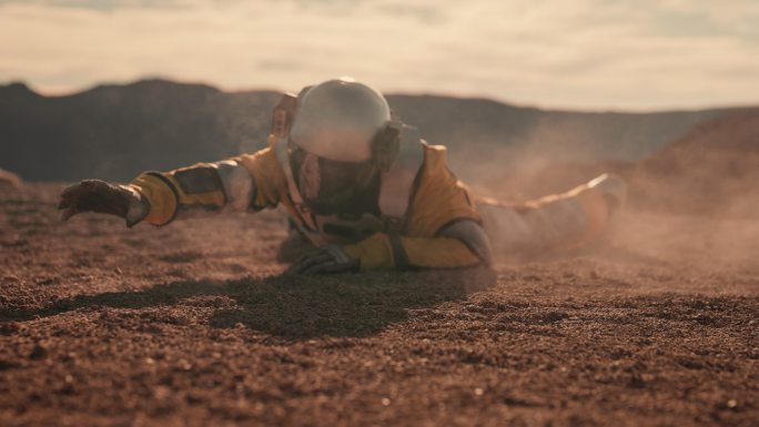 火星上坠落的宇航员。在沙漠中爬行