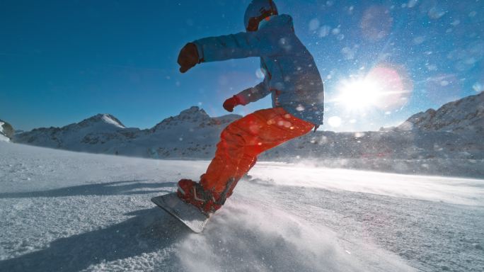 阳光明媚的日子里，斯洛·莫茨（SLO-Mots）在山上和朋友一起滑下滑雪道
