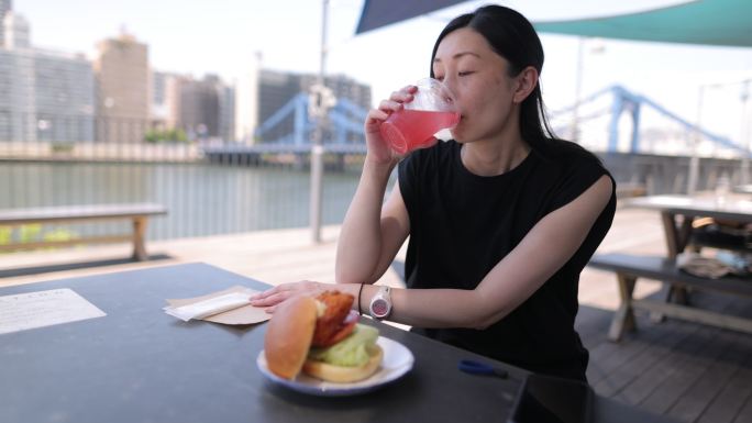 日本女子在河边咖啡馆吃午餐