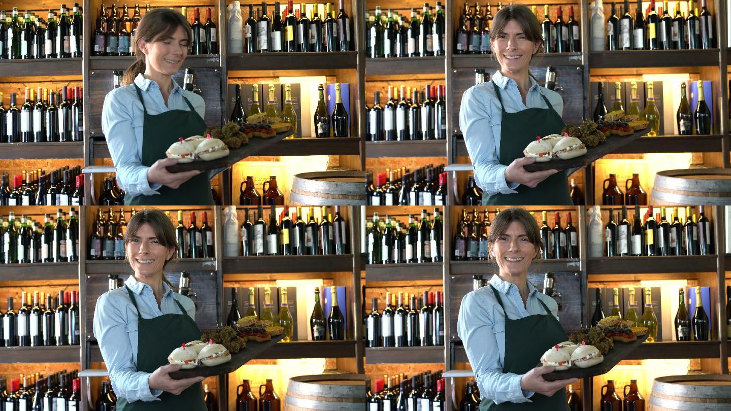 酒吧里的拉丁美洲女服务员端着盘子，面带微笑