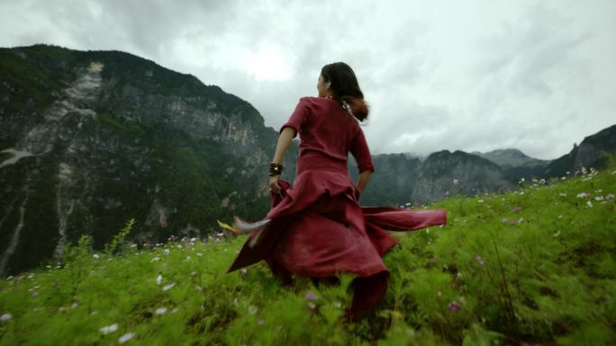 格桑花海中藏族女子跳舞