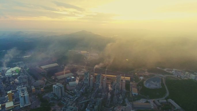 水泥工业鸟瞰图，日落或日出黎明。