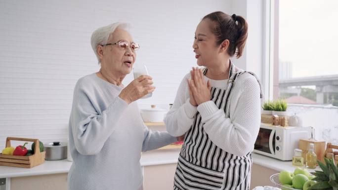 大四的女儿很开心，中妈妈可以在准备早餐后在厨房喝她准备的水果冰沙，健康生活，享受周末一起度过的活动，