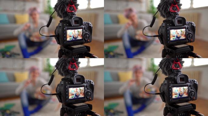 女艺术家用相机在绘画上拍摄视频日志